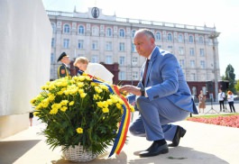 Igor Dodon a participat la ceremonia de inaugurare a Monumentului eroilor eliberatori ai capitalei, renovat