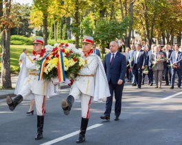 Președintele Republicii Moldova a depus flori cu prilejul Zilei Independenței