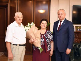 Igor Dodon a felicitat un cuplu care a împlinit 50 de ani de căsătorie