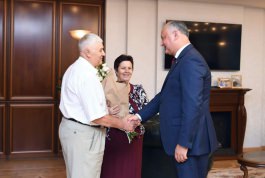 Igor Dodon a felicitat un cuplu care a împlinit 50 de ani de căsătorie