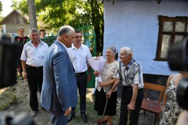 Igor Dodon a vizitat două familii cu mulți copii și un cuplu longeviv din raionul Florești