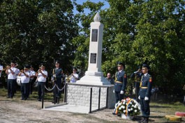 Igor Dodon a participat la inaugurarea monumentului eroilor eliberatori din satul Dumitreni