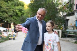 Игорь Додон навестил многодетную семью и супругов-долгожителей в городе Рышкань