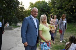 Игорь Додон навестил многодетную семью и супругов-долгожителей в городе Рышкань