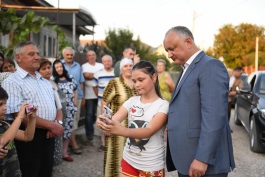 Igor Dodon a vizitat o familie cu mulți copii și un cuplu longeviv din orașu Rîșcani