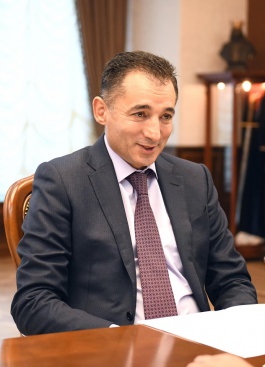 Президент страны провел рабочую встречу с Послом Азербайджанской Республики