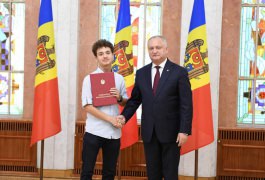 Игорь Додон вручил государственные награды группе учеников