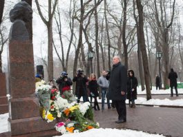 Президент Николае Тимофти возложил цветы к бюсту писателя Григоре Виеру на Аллее классиков