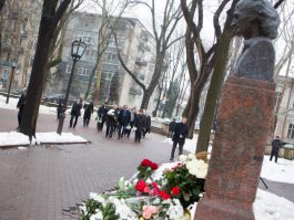 President lays flowers at bust of well-known Moldovan poet