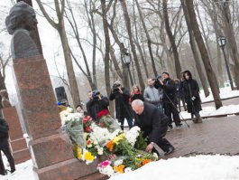 Президент Николае Тимофти возложил цветы к бюсту писателя Григоре Виеру на Аллее классиков