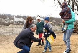 Președintele Republicii Moldova a înmînat cheile de la o casă familiei Mancaș din satul Drăgușenii Noi