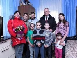 Igor Dodon a vizitat un cuplu longeviv și două familii cu mulți copii din municipiul Cahul