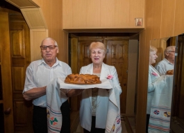 Глава государства навестил пару супругов-долгожителей и многодетную семью из города Бельцы