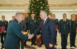 Igor Dodon a conferit înalte distincții de stat și Diploma de Onoare unui grup de militari