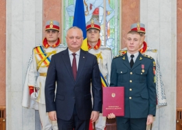 Igor Dodon a conferit înalte distincții de stat și Diploma de Onoare unui grup de militari