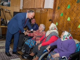 Игорь Додон посетил столичный Центр размещения пожилых людей и лиц с ограниченными возможностями