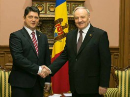 Президент Николае Тимофти встретился с министром иностранных дел Румынии Титусом Корлэцяном
