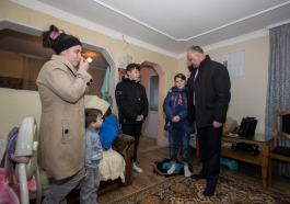 Игорь Додон навестил две многодетные семьи
