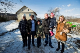 Игорь Додон навестил несколько многодетных семей в Хынчештском районе