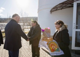  Игорь Додон навестил три супружеские пары долгожителей в Хынчештском районе