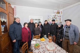  Игорь Додон навестил три супружеские пары долгожителей в Хынчештском районе