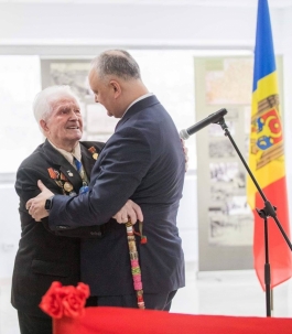 Президент принял участие в выставке, посвящённой 75-летию Великой Победы