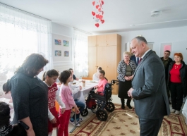 Глава государства посетил Центр временного размещения для детей с ограниченными возможностями