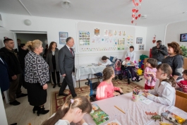 Глава государства посетил Центр временного размещения для детей с ограниченными возможностями