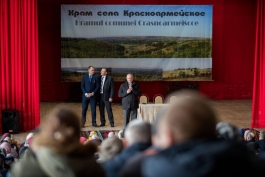 Президент побеседовал с жителями село Красноармейское Хынчештского района