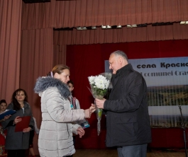Президент побеседовал с жителями село Красноармейское Хынчештского района