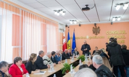 Глава государства провел встречу с администрацией Рышканского района
