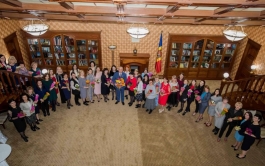 Игорь Додон поздравил с 8 Марта женщин, работающих в Аппарате Президента Республики Молдова