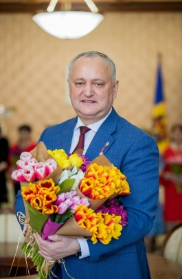 Игорь Додон поздравил с 8 Марта женщин, работающих в Аппарате Президента Республики Молдова