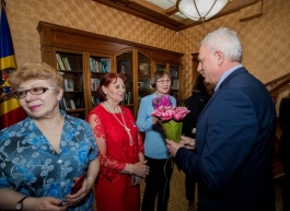 Igor Dodon a felicitat doamnele din cadrul Aparatului Președintelui Republicii Moldova cu prilejul Zilei de 8 Martie