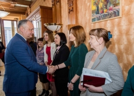 Igor Dodon a felicitat doamnele din cadrul Aparatului Președintelui Republicii Moldova cu prilejul Zilei de 8 Martie
