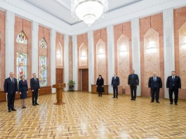 Patru miniștri și un viceprim-ministru au fost învestiți în funcție