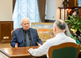 Глава государства провел встречу с мэром города Купчинь Единецкого района
