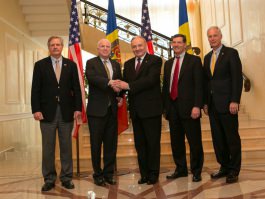 Cенатор Джон Маккейн: «Республика Молдова может рассчитывать на поддержку США»