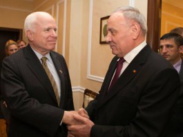Senatorul John McCain: „Republica Moldova poate conta pe sprijinul SUA”
