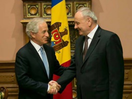 Robert Corker: „Statele Unite sunt ferm angajate să promoveze democrația în Republica Moldova”