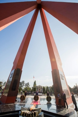 Высшее руководство страны возложило венки к мемориалу «Вечность»