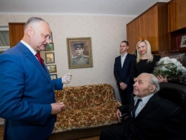 Президент вручил Орден Республики ветерану из Крикова