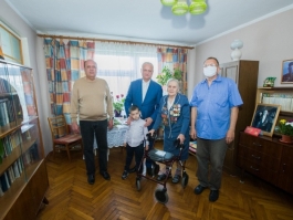 Igor Dodon a decorat doi veterani cu Ordinul Republicii