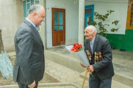 Президент страны посетил двух ветеранов и две многодетные семьи из Кагульского района
