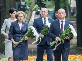 Глава государства возложил цветы к бюсту великого поэта Михая Эминеску