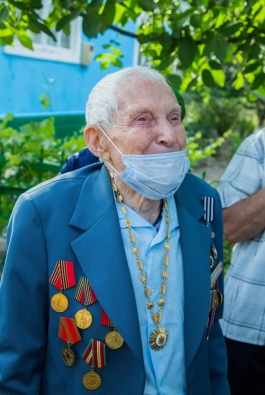 Igor Dodon a înmânat Ordinul Republicii veteranului Vasilii Tanaseiciuc