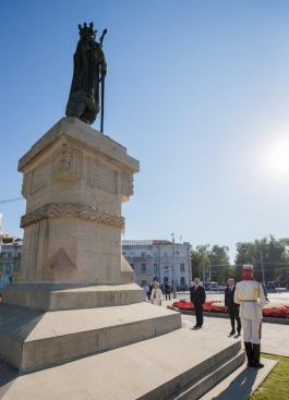 Conducerea de vârf a țării a depus flori la monumentul lui Ștefan cel Mare și Sfînt