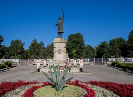 Высшее руководство страны возложило цветы к памятнику Стефану Великому