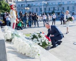 Conducerea de vârf a țării a depus flori la monumentul lui Ștefan cel Mare și Sfînt