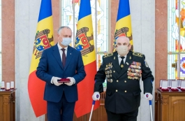 Президент страны вручил высокие государственные награды группе военных 